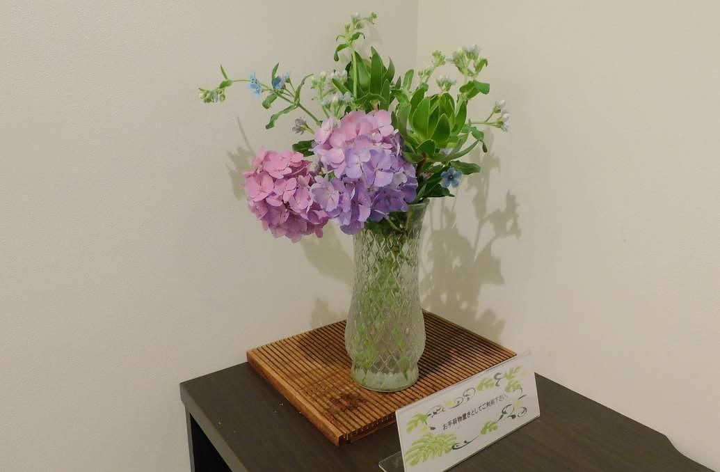 洗面台周りのお花は入居者様が毎週活けてくださり、いつでも華やかです。