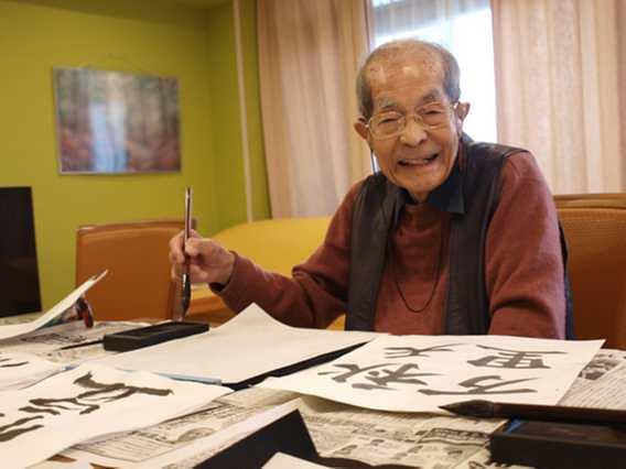 若い頃から馴染みある書道は皆さま本当にお上手です。ご入居者様の「やりたい！」気持ちを尊重しています。