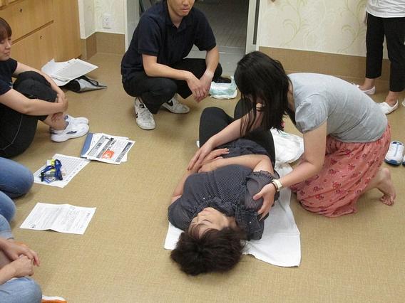 毎月研修会を開催しています。出席できない場合でも個別に対応しています。