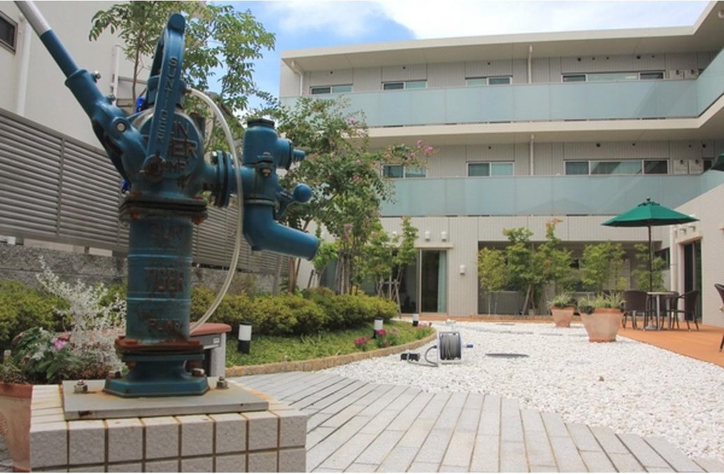 お庭にある井戸は、地域の防災マップにも載っています。かまどベンチ、簡易トイレも設置しています。