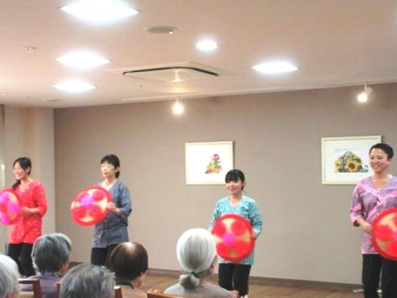 秋の太鼓祭りの一幕です。花笠音頭やソーラン節を披露しました。
