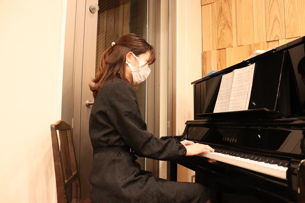 ピアノが得意なスタッフがご入居者様のために演奏会を開いてくれました。それぞれの得意分野を活かしたアクティビティも豊富です。